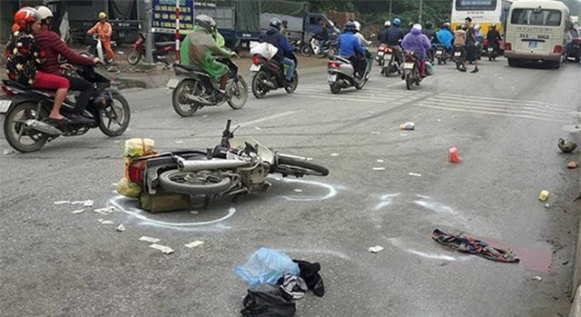 Vợ chồng già gặp tai nạn được CSGT đưa đi cấp cứu bằng xe ô tô đặc chủng