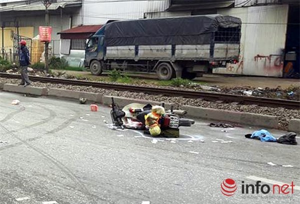 Chiếc xe của đôi vợ chồng già điều khiển gặp tai nạn.