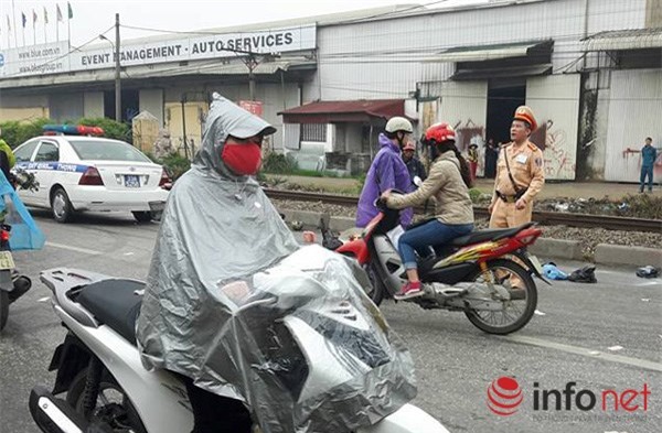 Lực lượng CSGT đến hiện trường vụ tai nạn.