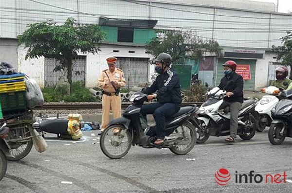 Các chiến sĩ CSGT tiến hành điều tra, làm rõ nguyên nhân vụ tai nạn...