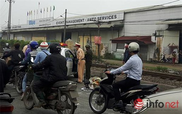 ... đồng thời đưa nạn nhân đi cấp cứu.