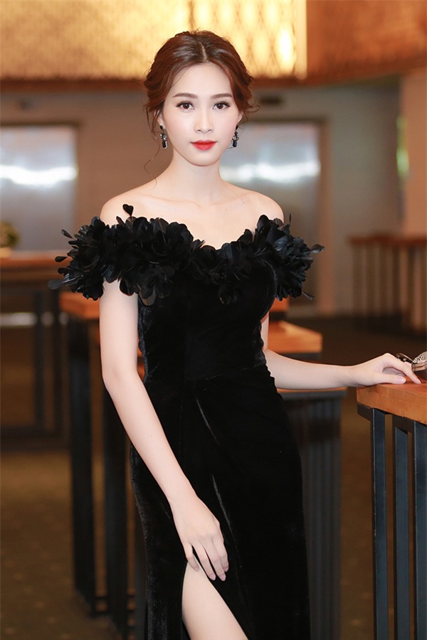Đặng Thu Thảo đẹp không góc chết, khoe vai trần gợi cảm trong sự kiện - Ảnh 1.