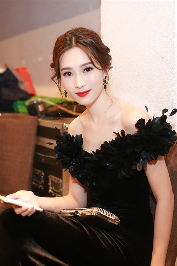 Đặng Thu Thảo đẹp không góc chết, khoe vai trần gợi cảm trong sự kiện - Ảnh 2.