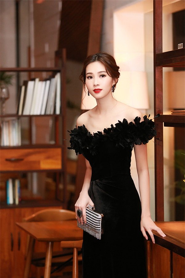 Đặng Thu Thảo đẹp không góc chết, khoe vai trần gợi cảm trong sự kiện - Ảnh 4.