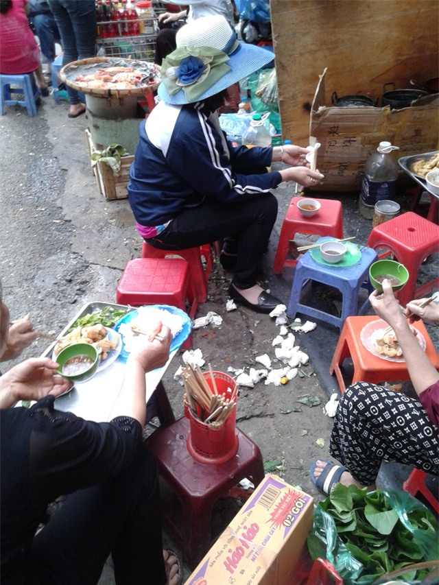 Rác bủa vây ngay dưới chân thực khách tại một hàng bún đậu trên phố Nguyễn Thiện Thuật (Hoàn Kiếm). 