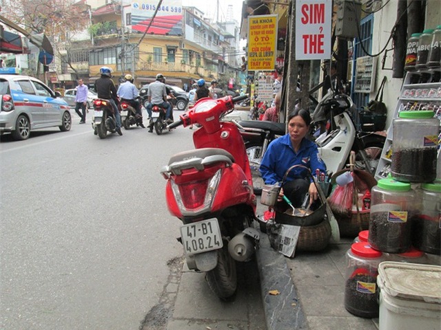  Người bán hàng trên phố cổ tự nhiên rán bánh cho khách trên vỉa hè. 