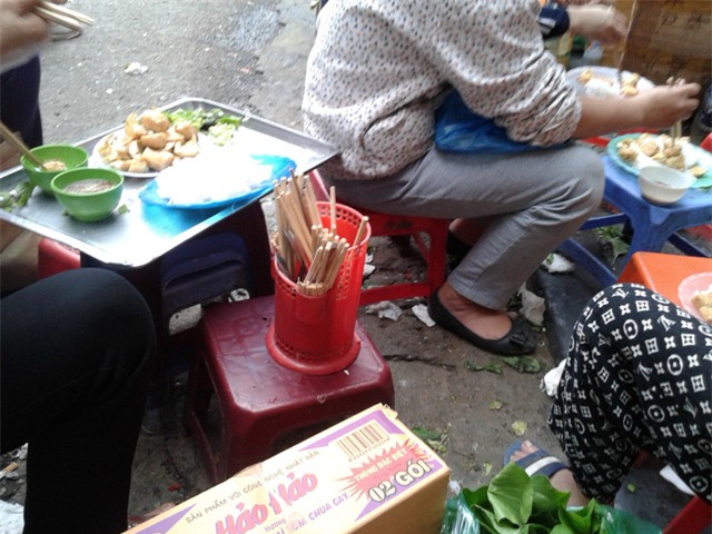 Ngay sau đó, một người khác dửng dưng giẫm lên rác để lấy chỗ ngồi ăn.