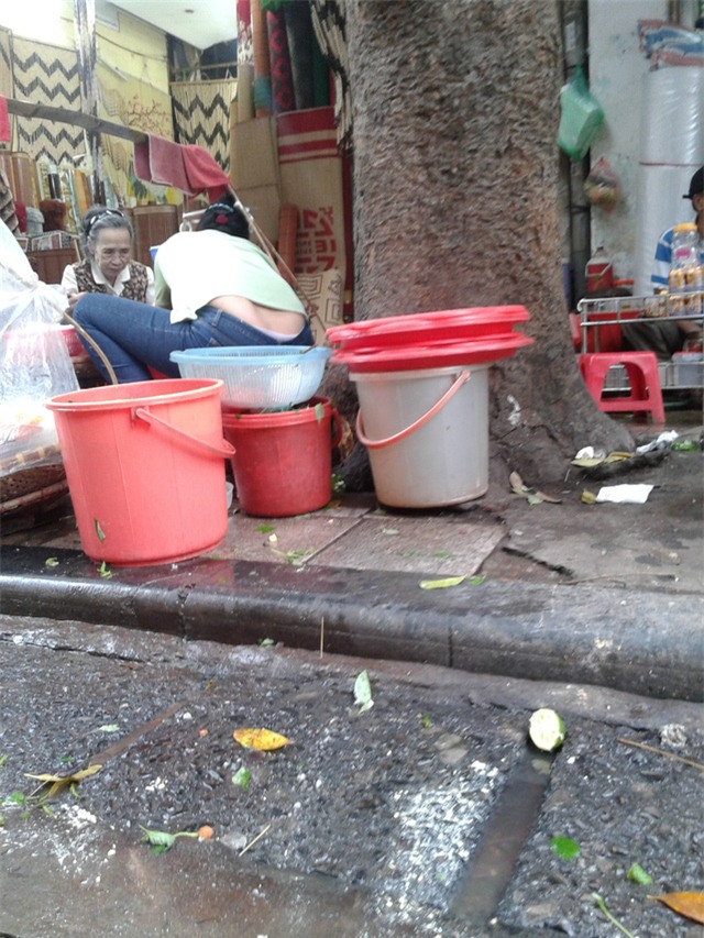 Bán hàng, ăn uống ngay gần miệng cống dường như là hình ảnh quen thuộc với nhiều người tại phố cổ.