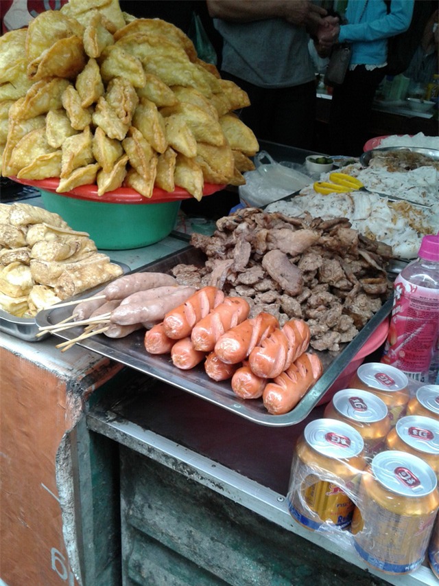 Sạp đồ ăn tơ hơ giữa chợ Nhà Xanh (Cầu Giấy). Dù bẩn nhưng ngày nào cũng có khách.