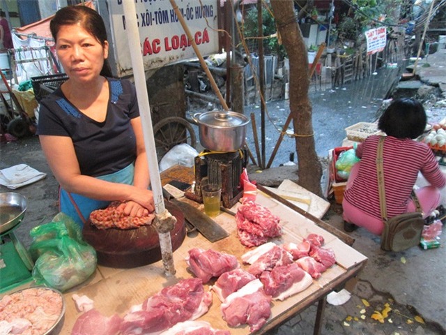  Thịt phơi bên mương nước thải. Chợ Tam Đa (Tây Hồ) nổi tiếng với mương thối đến độ người đi qua phải bịt mũi. Dù vậy thì chợ vẫn luôn họp hằng ngày. 