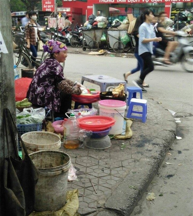  Bày bán rồi ăn ngay gần điểm tập kết rác. 