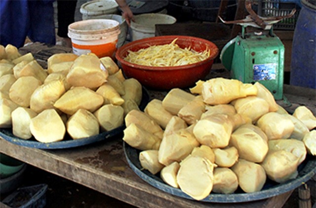 Người tiêu dùng cần tránh mua măng bóng đẹp, bắt mắt, vỏ ngoài láng mịn, sờ vào có cảm giác dính tay. Ảnh: U.H