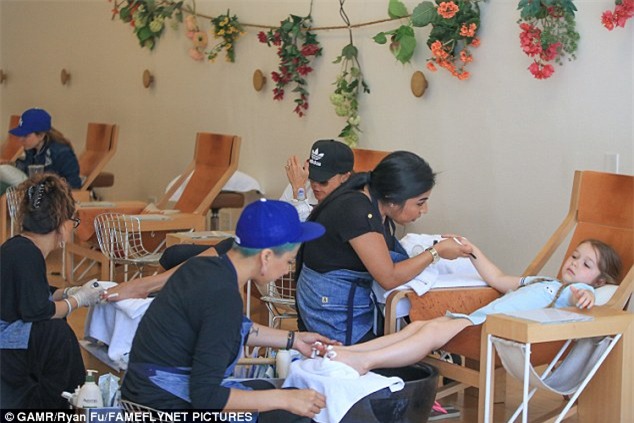 Ngộ nghĩnh cảnh tiểu thư Harper Seven nằm dài làm nail cùng mẹ - Ảnh 1.