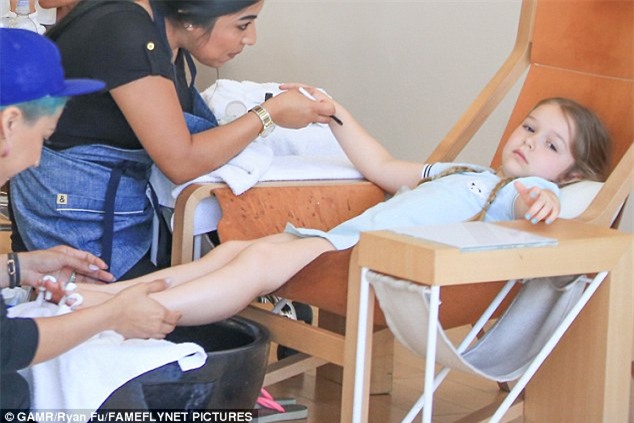 Ngộ nghĩnh cảnh tiểu thư Harper Seven nằm dài làm nail cùng mẹ - Ảnh 2.