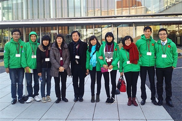Thủ khoa Chu Thị Yến (đứng giữa) là sinh viên duy nhất của Trường ĐH GTVT tham gia chương trình giao lưu thanh niên ASEAN - Nhật Bản về KHCN (ảnh nhân vật cung cấp)