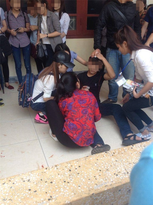 Hình ảnh nam sinh bị hành hung ở ngay cửa lớp. Ảnh: Beatvn