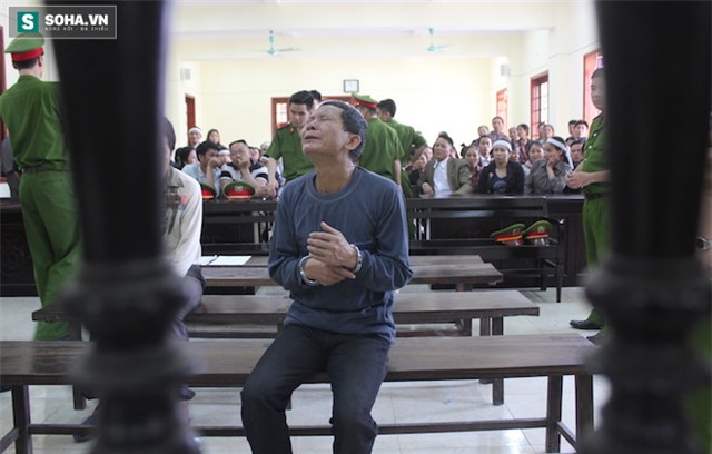 Bị cáo Khính khóc vì ân hận lỗi đã gây ra.