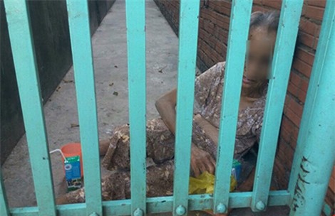 Con gái đánh mẹ già 70 tuổi vì