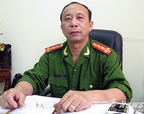 Đại tá Nguyễn Đình Trung - Phó Giám đốc Công an tỉnh Thái Bình thương lượng với đối tượng để được làm con tin thay cho nữ sinh