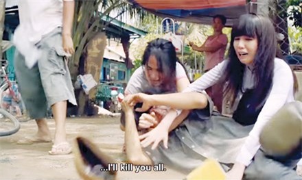 Một trong vô số cảnh thượng cẳng chân hạ cẳng tay ở “Vòng eo 56” (Ngọc Trinh, bìa phải, đóng vai chính mình trong phim).