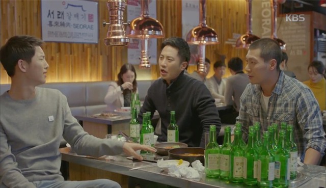 “Hậu Duệ Mặt Trời”: Song Joong Ki say xỉn tại nhà người yêu, gặp ngay mẹ vợ tương lai - Ảnh 1.