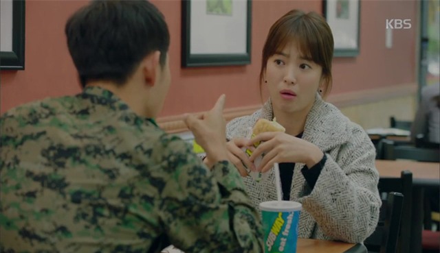 “Hậu Duệ Mặt Trời”: Song Joong Ki say xỉn tại nhà người yêu, gặp ngay mẹ vợ tương lai - Ảnh 12.