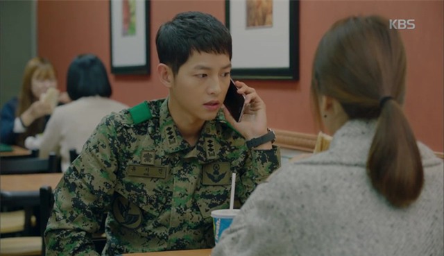 “Hậu Duệ Mặt Trời”: Song Joong Ki say xỉn tại nhà người yêu, gặp ngay mẹ vợ tương lai - Ảnh 13.