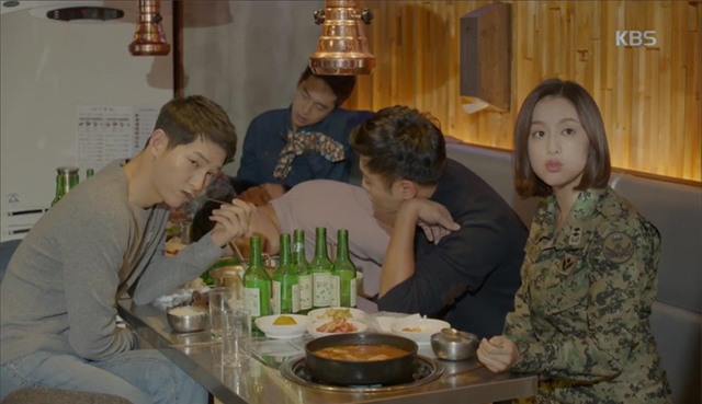 “Hậu Duệ Mặt Trời”: Song Joong Ki say xỉn tại nhà người yêu, gặp ngay mẹ vợ tương lai - Ảnh 2.