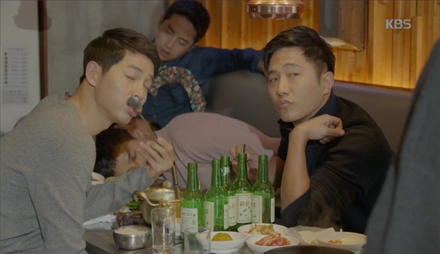 “Hậu Duệ Mặt Trời”: Song Joong Ki say xỉn tại nhà người yêu, gặp ngay mẹ vợ tương lai - Ảnh 3.