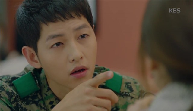 “Hậu Duệ Mặt Trời”: Song Joong Ki say xỉn tại nhà người yêu, gặp ngay mẹ vợ tương lai - Ảnh 11.
