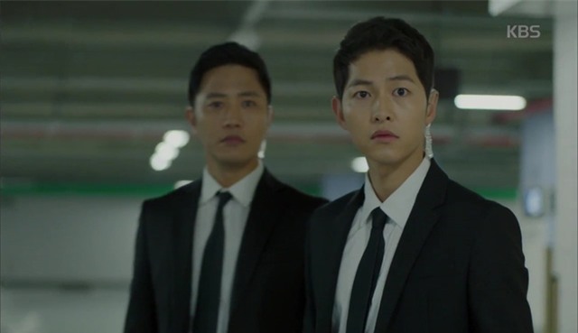 “Hậu Duệ Mặt Trời”: Đừng sợ! Song Joong Ki dù bê bết máu vẫn sẽ ổn cả thôi! - Ảnh 1.