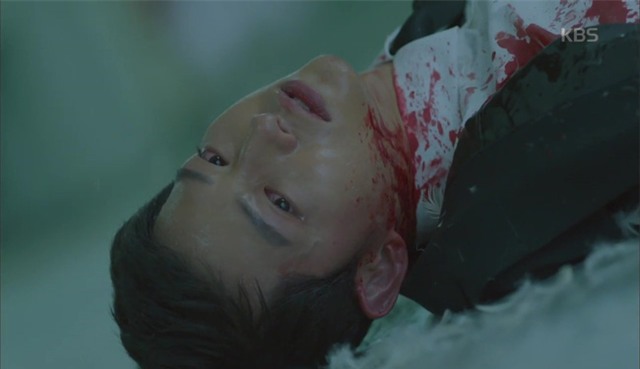 “Hậu Duệ Mặt Trời”: Đừng sợ! Song Joong Ki dù bê bết máu vẫn sẽ ổn cả thôi! - Ảnh 4.