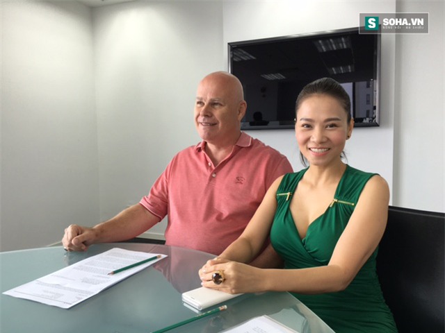 Thu Minh và chồng trong buổi họp báo.