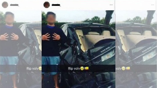  Thiếu niên chụp hình cùng chiếc ô tô bẹp rúm đằng sau. Ảnh: FOX NEWS 