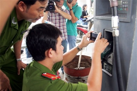 Kiểm tra, lấy mẫu nhiên liệu tại một trạm xăng tại Tp Hồ Chí Minh