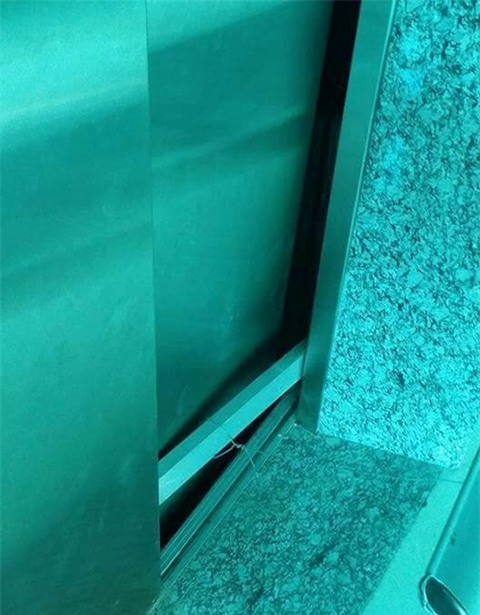Cánh cửa thang máy nơi nam sinh rơi vào trong hầm thang máy chết thảm