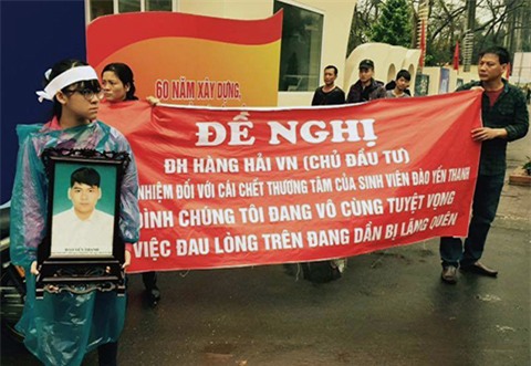 Bố mẹ và người thân nam sinh Đào Yến Thanh bức xúc nên đã làm băng rôn, mang di ảnh đến cổng trường Đại học Hàng hải Việt Nam yêu cầu làm rõ vụ việc
