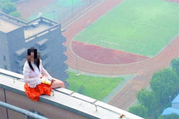 Cô gái từ bỏ ý định nhảy lầu tự tử nhưng lại bị gió thổi trượt chân rơi xuống đất tử vong - Ảnh 1.