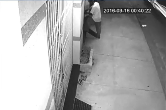 Hình ảnh trích xuất từ camera cho thấy người lạ đang khóa trái cửa nhà anh Sử