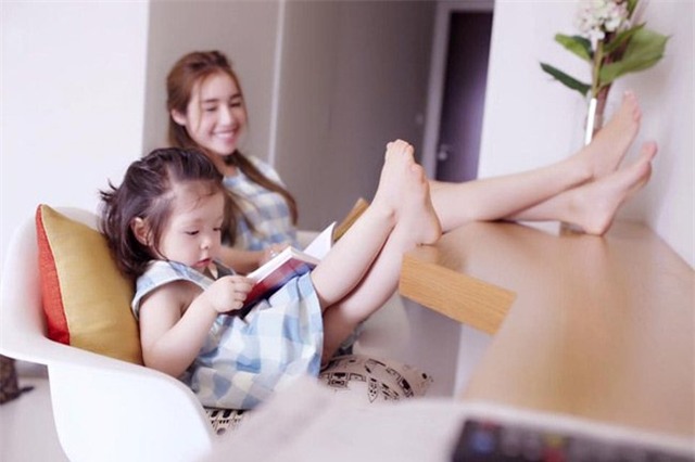 me con elly tran dep nhu thien than tren bai bien hinh anh 10