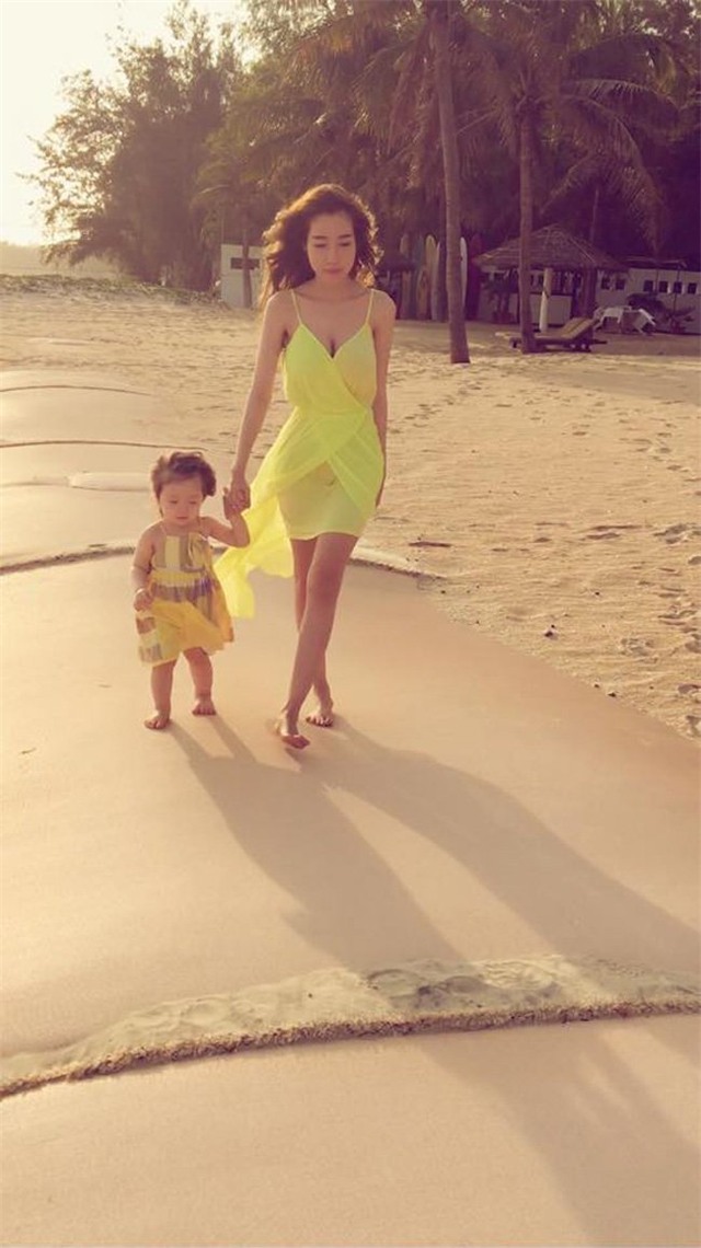 me con elly tran dep nhu thien than tren bai bien hinh anh 11