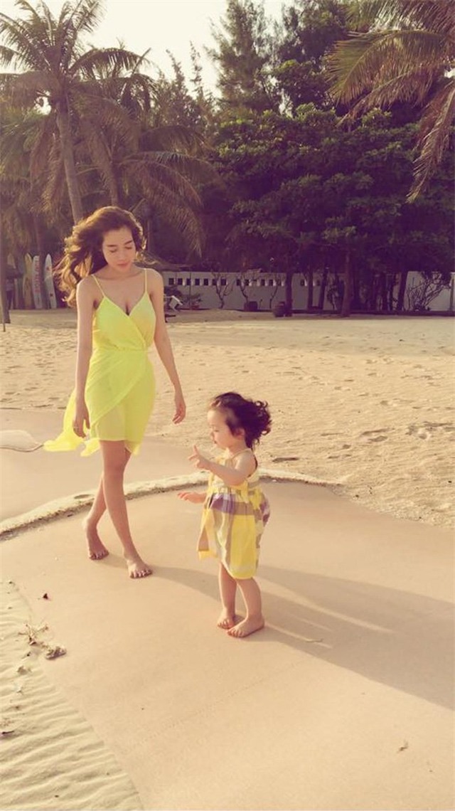 me con elly tran dep nhu thien than tren bai bien hinh anh 12