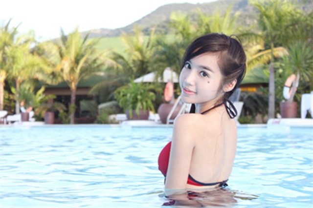 me con elly tran dep nhu thien than tren bai bien hinh anh 17