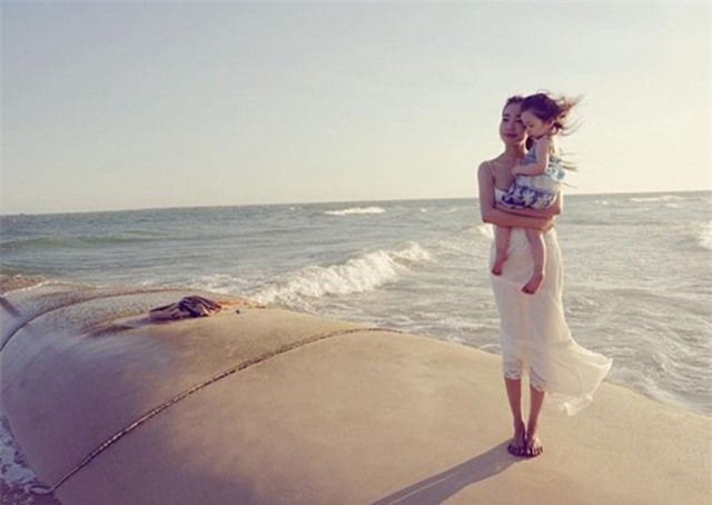 me con elly tran dep nhu thien than tren bai bien hinh anh 2