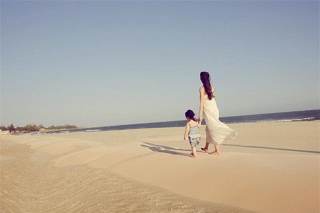 me con elly tran dep nhu thien than tren bai bien hinh anh 3