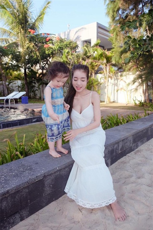 me con elly tran dep nhu thien than tren bai bien hinh anh 4