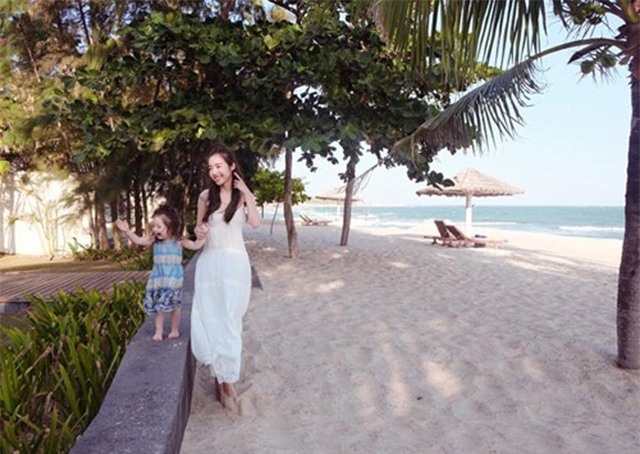 me con elly tran dep nhu thien than tren bai bien hinh anh 5