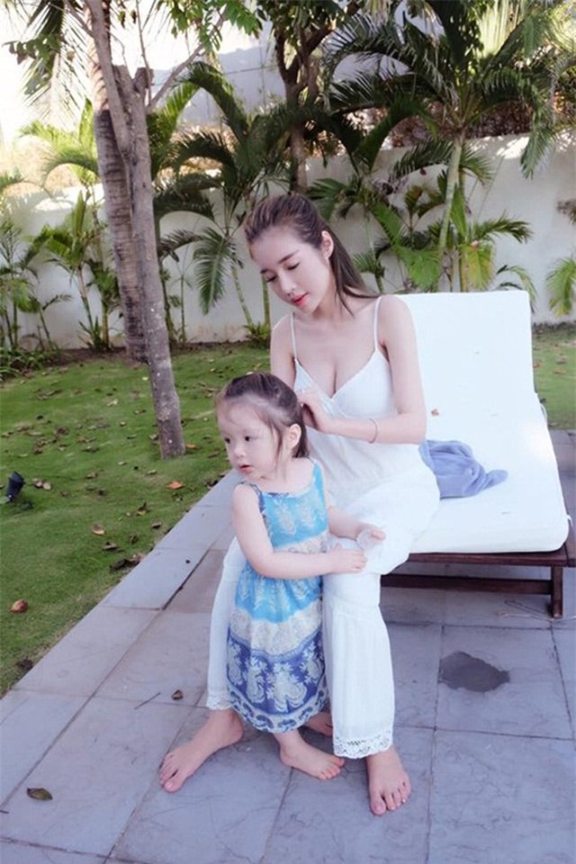 me con elly tran dep nhu thien than tren bai bien hinh anh 6