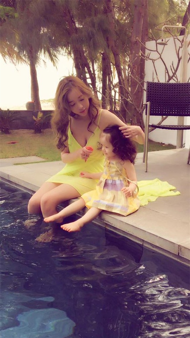 me con elly tran dep nhu thien than tren bai bien hinh anh 8