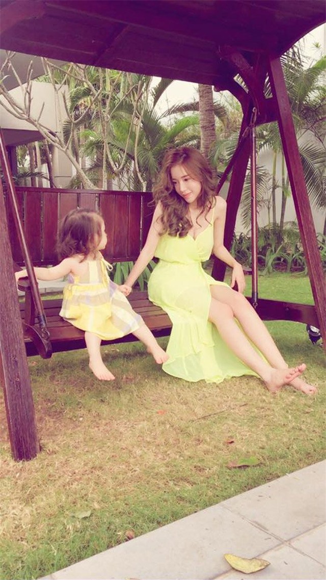 me con elly tran dep nhu thien than tren bai bien hinh anh 9